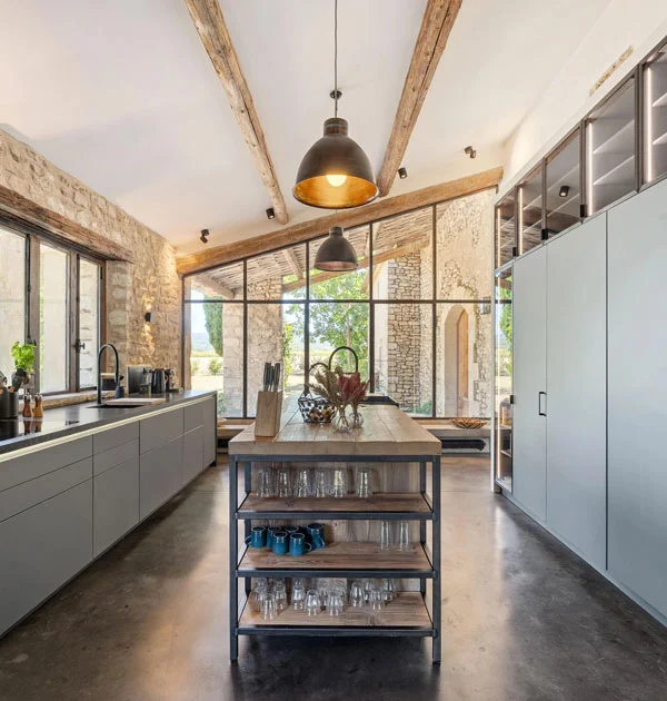 Une cuisine contemporaine dans une maison typique du Luberon